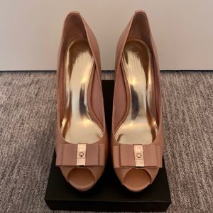 Coach pumps with bow detail, blush